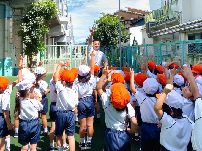 草加市 みのべ幼稚園 制服 ひらべったい